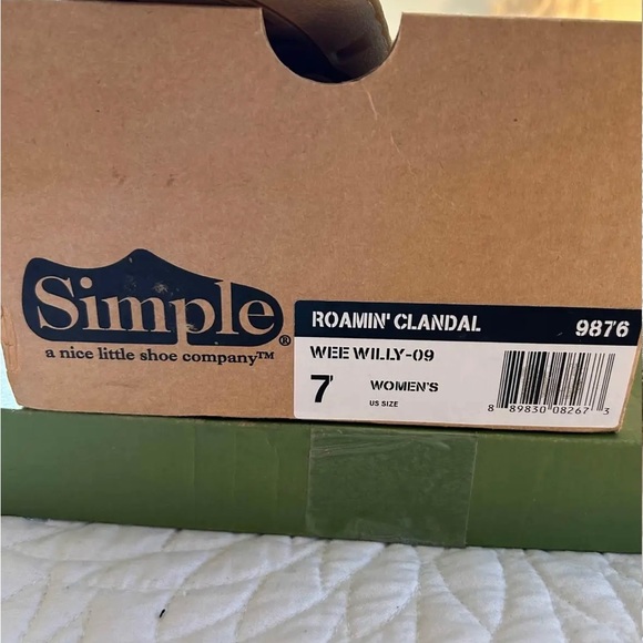 Women’s simple brand shoes - Picture 4 of 4